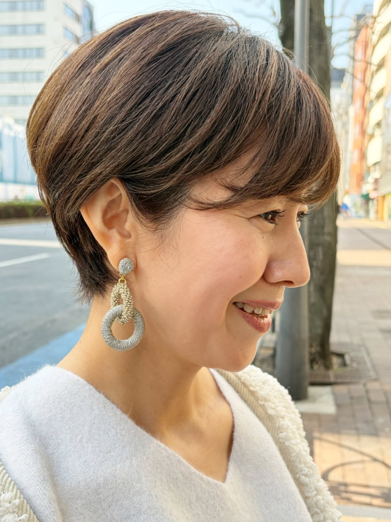 モノトーンコーデになじむ大ぶりピアス。「とがった印象ではなく、カジュアルななかにも女性らしさを出したくて。ショートカットだと顔周りがすっきりしすぎるので、大ぶりアクセがちょうどいいバランスなんです」