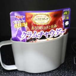 パウチ食品を入れたままレンジ加熱