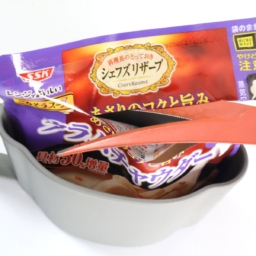 上部をはさみで切り取る