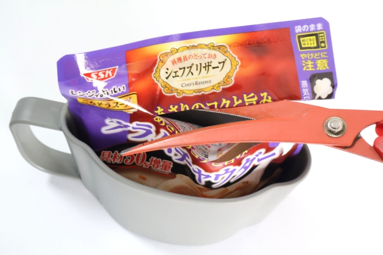 上部をはさみで切り取る