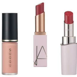 ほんのり血色で唇を染めて。ルージュデコルテ ティント＆プランプ 03 ¥5,500／コスメデコルテ、スルリととろけるつけ心地。抜け感ある発色です。アフターグロー リップバーム N 888 ¥4,180／NARS JAPAN、肌と一体化してツヤやかさをプラス。コンプレクション フェイス カラー 03 ¥4,950（1月23日発売）／SUQQU