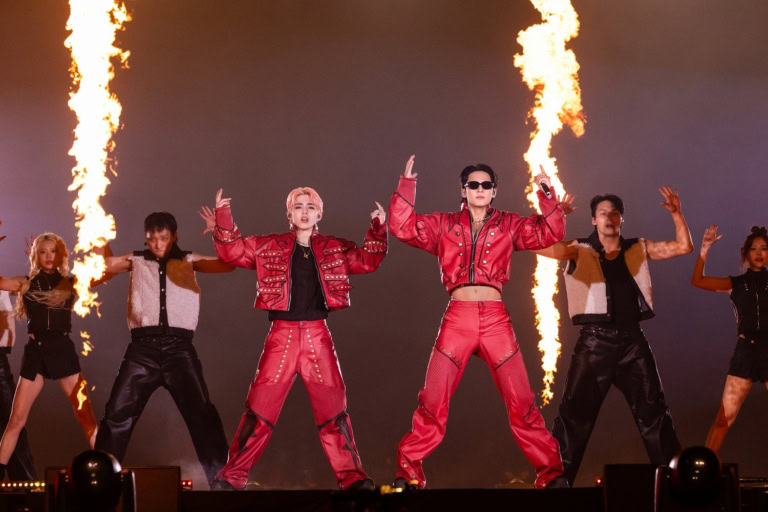 S.COUPSとMINGYUが群舞でシンクロしたダンスを披露