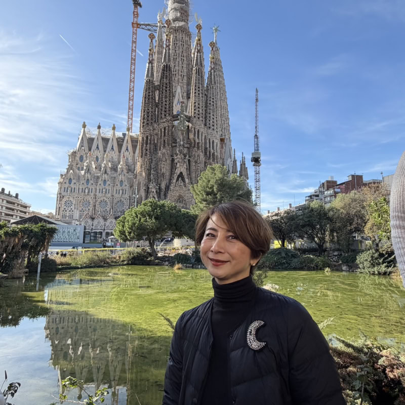 【50代旅ファッション】おしゃれに妥協はせずに、荷物は少なくしたい！ 冬のヨーロッパは、防寒ときちんと見えが同時に叶う、シンプルファッションで