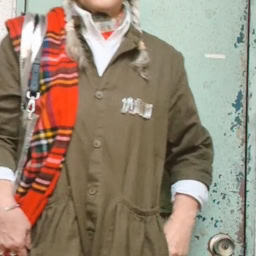 島崎真代さんの春の差し色コーデ