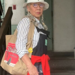 島崎真代さんの春の差し色コーデ