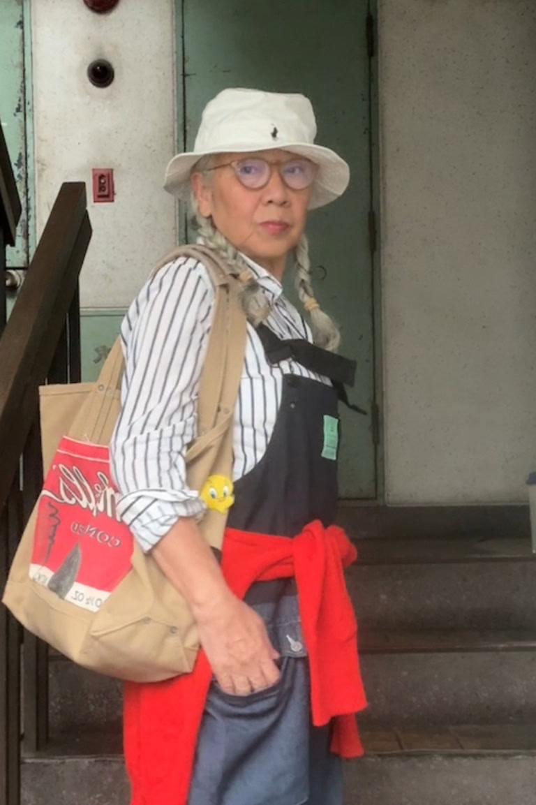 島崎真代さんの春の差し色コーデ