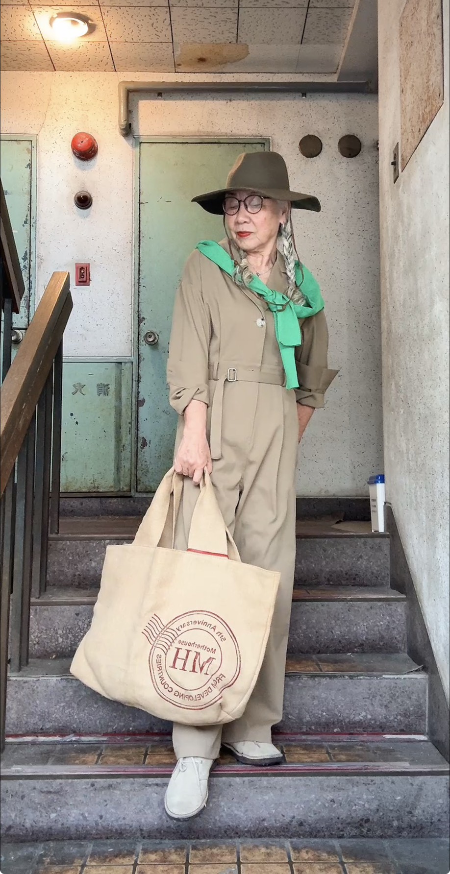 島崎真代さんの春の差し色コーデ