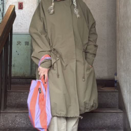 島崎真代さんの春の差し色コーデ