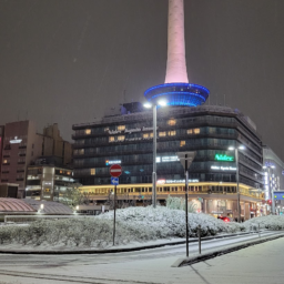 雪景色の京都駅前・京都タワー