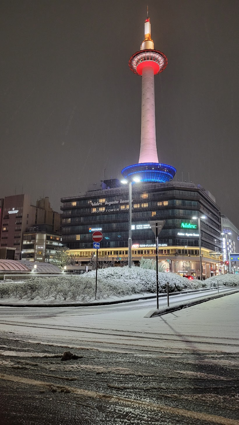 雪景色の京都駅前・京都タワー
