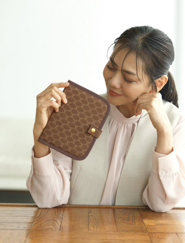 【雑誌付録】『素敵なあの人』4月号「ロベルタ ディ カメリーノの持ち物整理ケース」は2月16日発売！7つポケットで収納力がスゴイ【付録担当がこだわり解説】