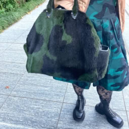 「バッグは人気スタイリストさん主催のフリーマーケットで購入したもの。ワンピースのスカート部分に合わせてセレクトしました。足元はスカートの柄とリンクさせた編みタイツと黒ブーツで辛口な雰囲気に」