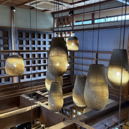 梁や、照明が美しい吹き抜けの空間は、釘を使わない宮造りの技法。