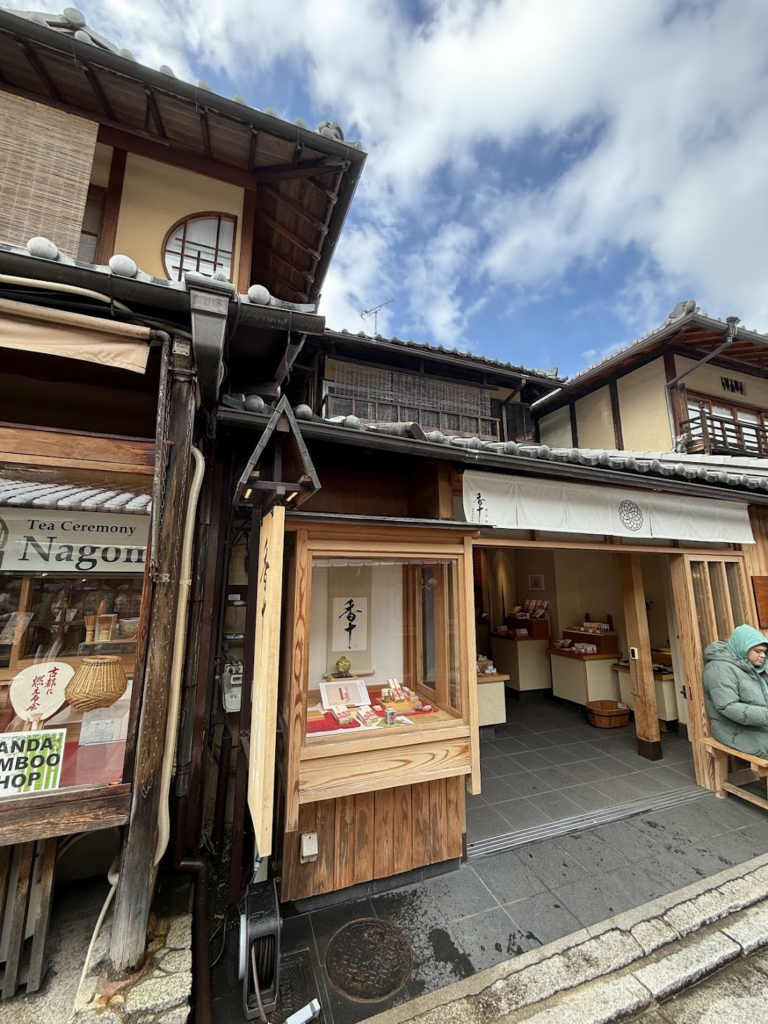 お香のお店にも立ち寄りました。香りに癒されます。