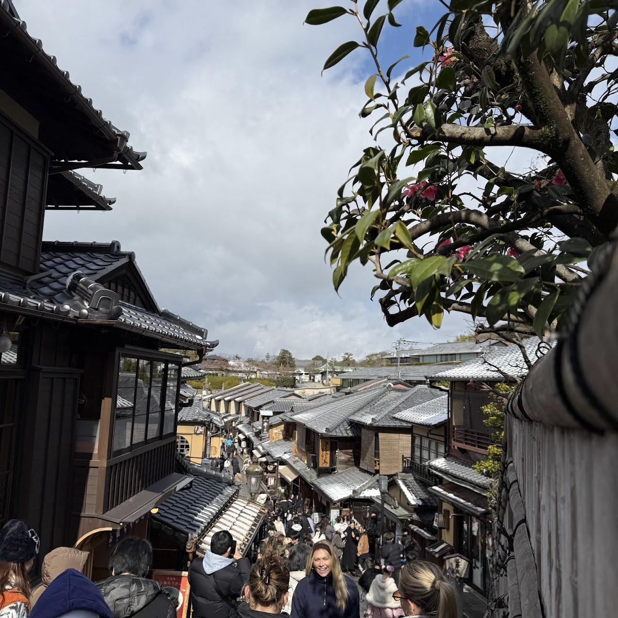 二寧坂の賑わい。この坂の右手に「月下美人」のお店があります。