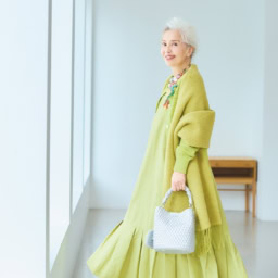 カーディガン¥20,900、ワンピース¥26,400／ともにハリス（金万）、ストール¥24,000、靴¥30,000／ともにバナナ・リパブリック、バッグ¥18,150／ダイアナ（ダイアナ 銀座本店）、ブローチ¥7,150／メルセデス・サラザール、ネックレス各¥25,740／すべてマイケル・ナッシュ・ジュエリー（ズットホリック）、靴下¥590／ユニクロ