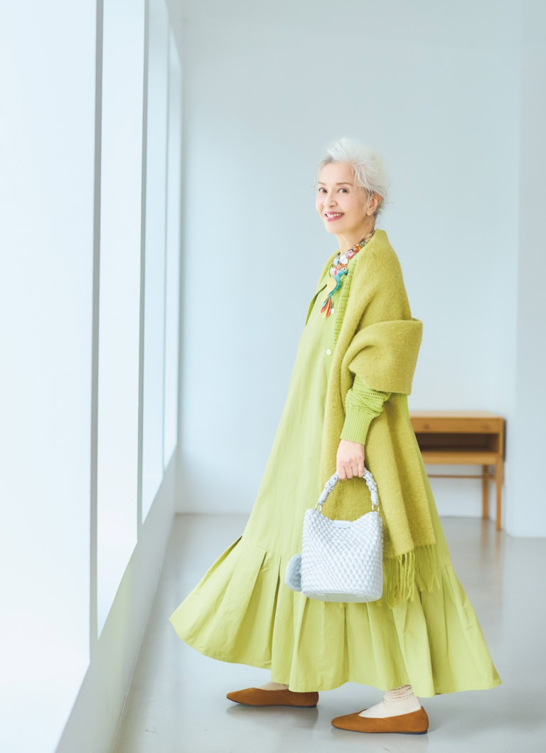 カーディガン¥20,900、ワンピース¥26,400/ともにハリス(金万)、ストール¥24,000、靴¥30,000/ともにバナナ・リパブリック、バッグ¥18,150/ダイアナ(ダイアナ 銀座本店)、ブローチ¥7,150/メルセデス・サラザール、ネックレス各¥25,740/すべてマイケル・ナッシュ・ジュエリー(ズットホリック)、靴下¥590/ユニクロ