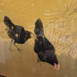 大きな絵画には鶏が。