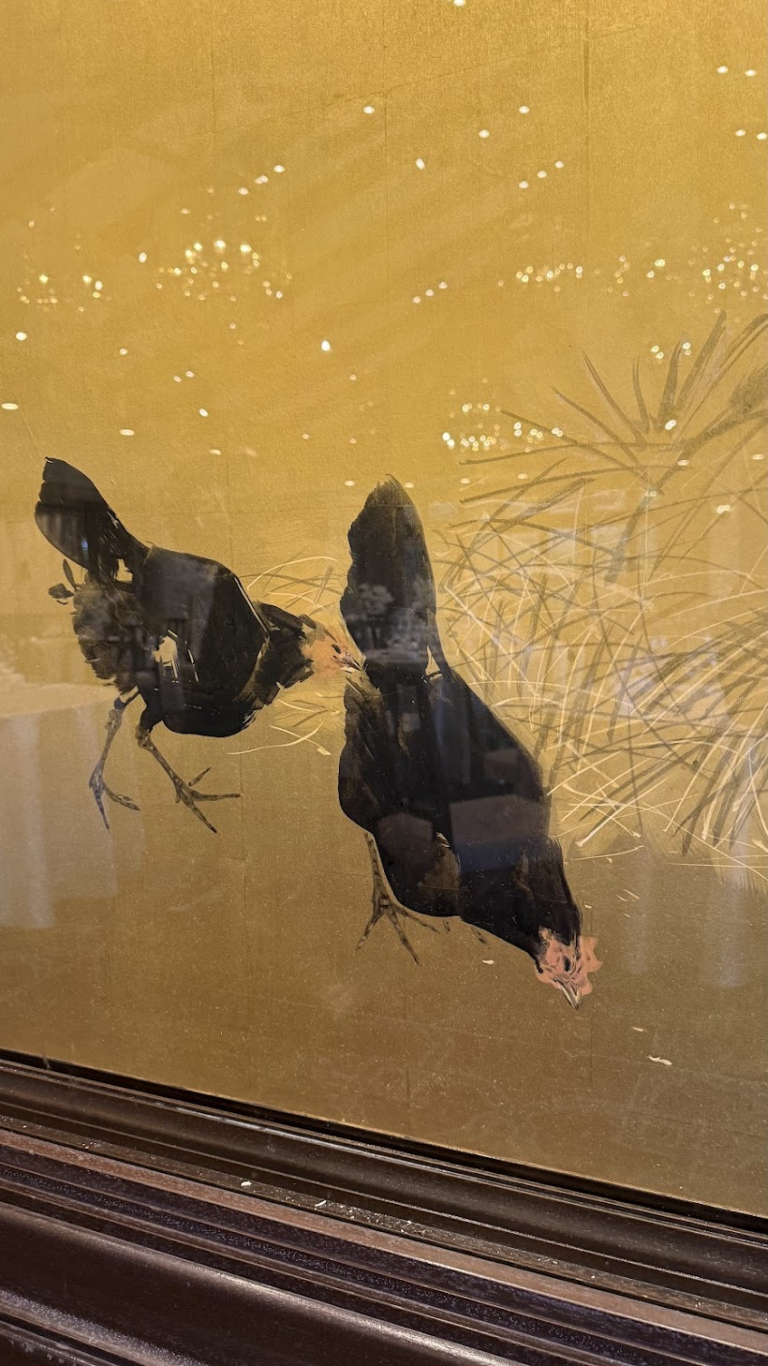 大きな絵画には鶏が。