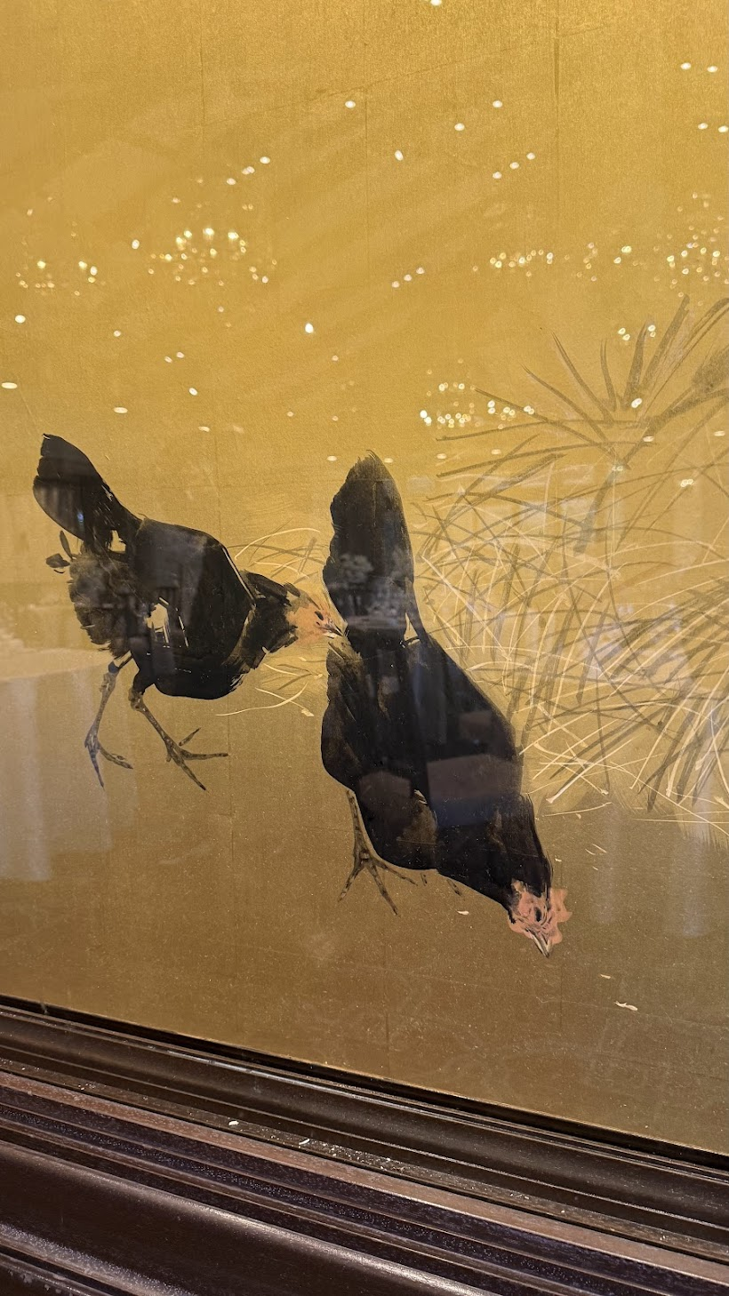 大きな絵画には鶏が。