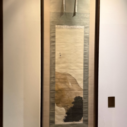 廊下に飾られた掛け軸。松の幹が描かれています。