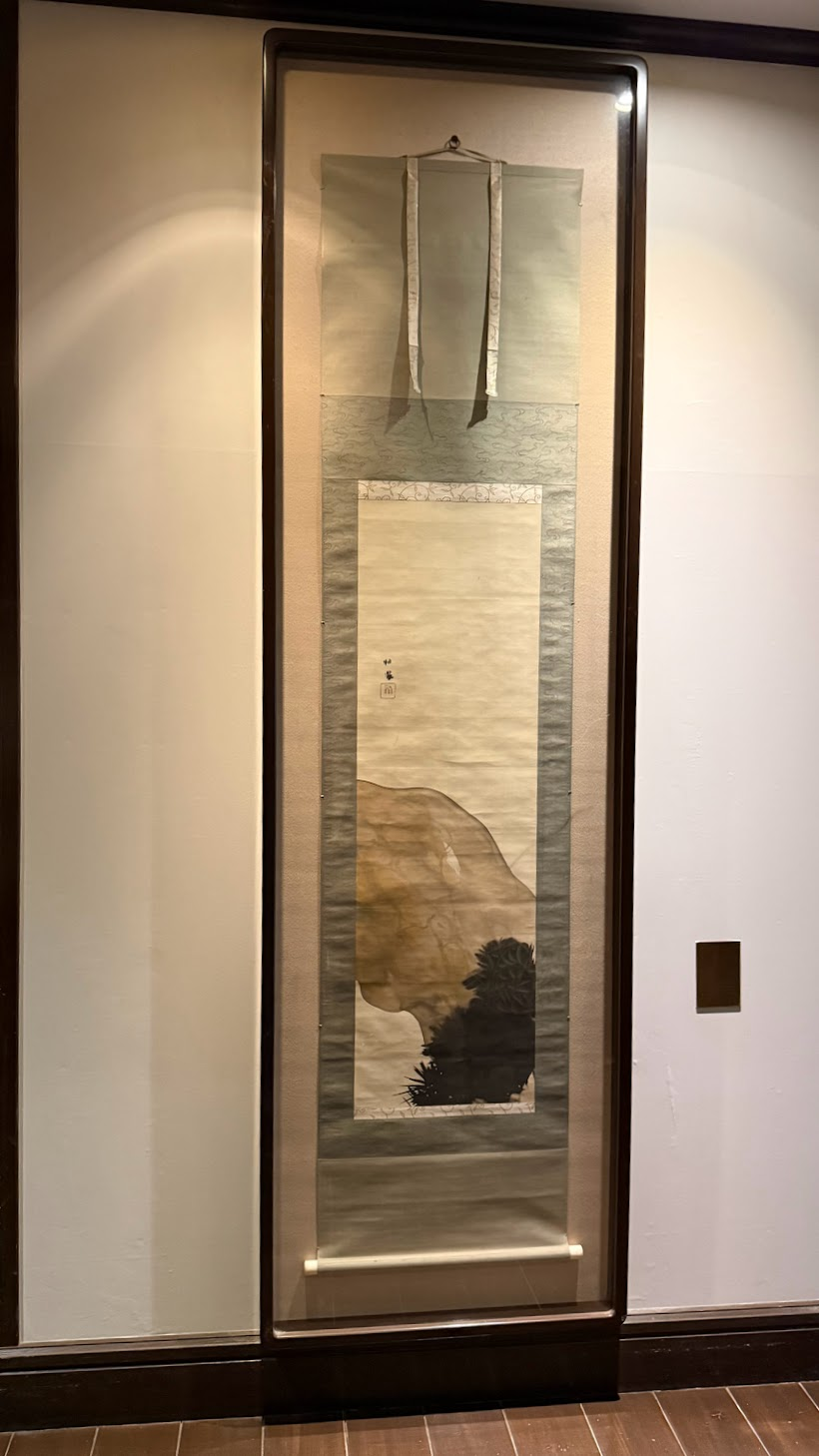 廊下に飾られた掛け軸。松の幹が描かれています。