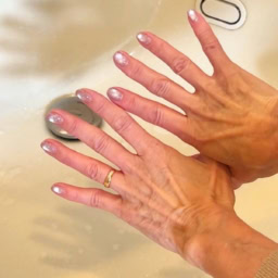 手の泡洗いをすることで、ハンドクリームいらずの手に