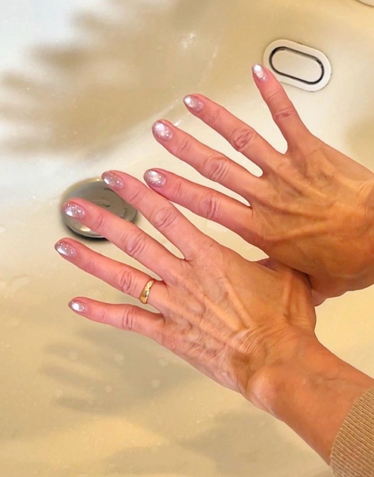 手の泡洗いをすることで、ハンドクリームいらずの手に