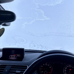 そんな一年でいちばん寒かった日の車のフロントガラス