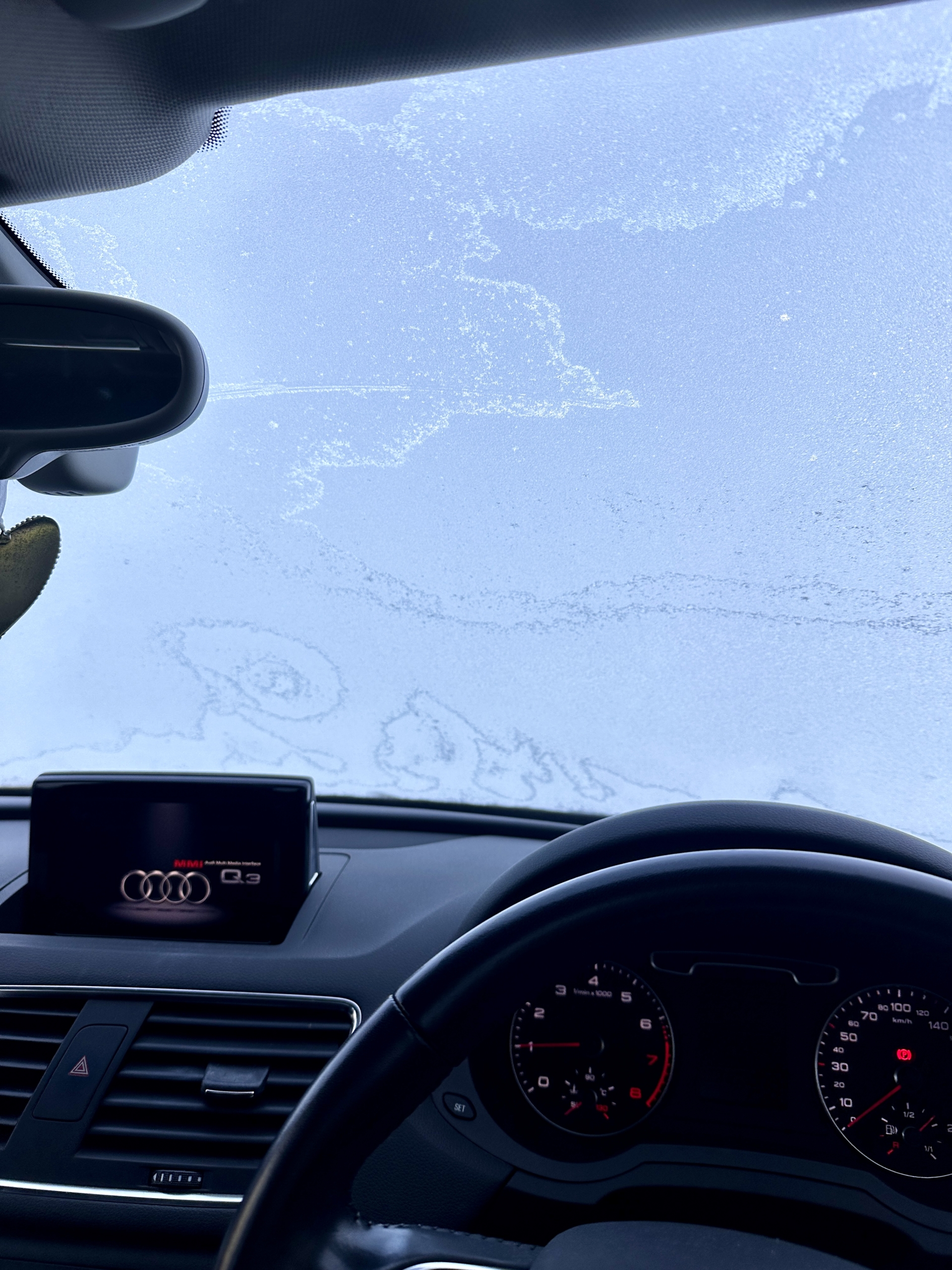 そんな一年でいちばん寒かった日の車のフロントガラス