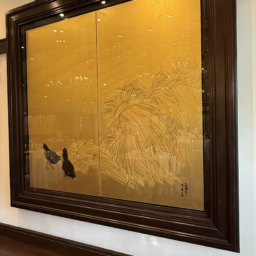 大きな絵画には鶏が。