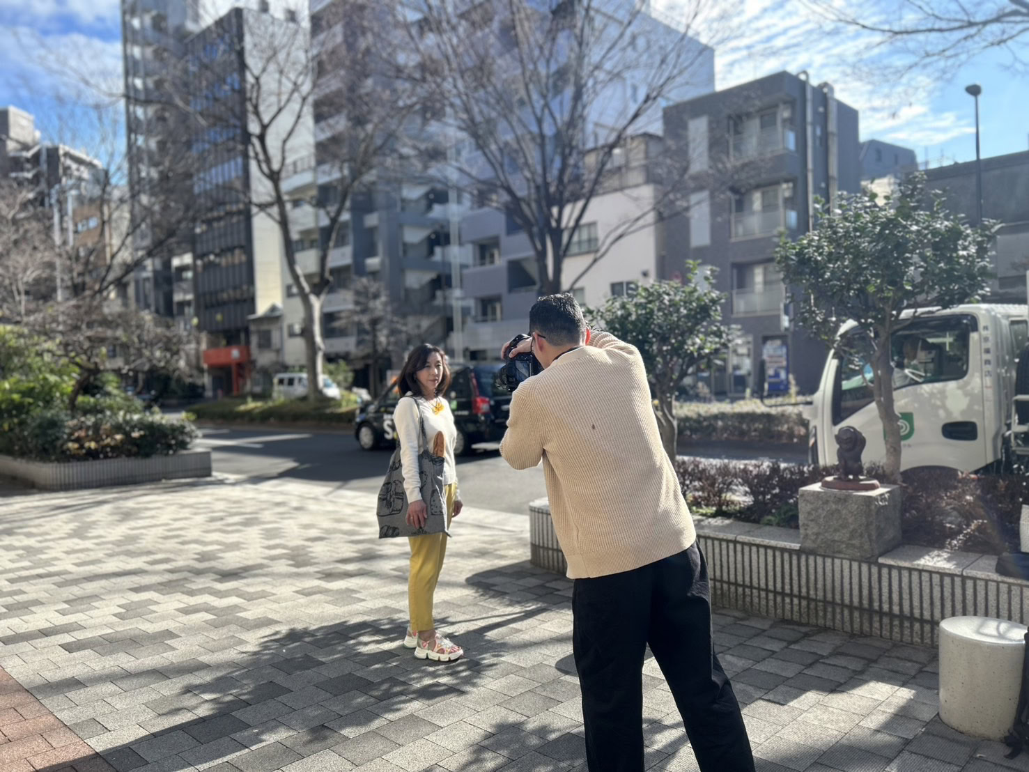 「歩いて巡るパン活動」の様子を取材している様子。カメラマンのコタニシンスケさんが撮影。