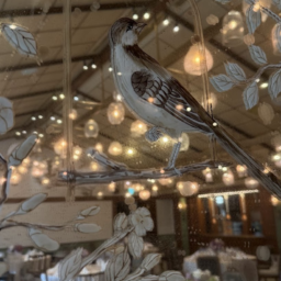 鏡には鳥や植物のレリーフが彫られています。