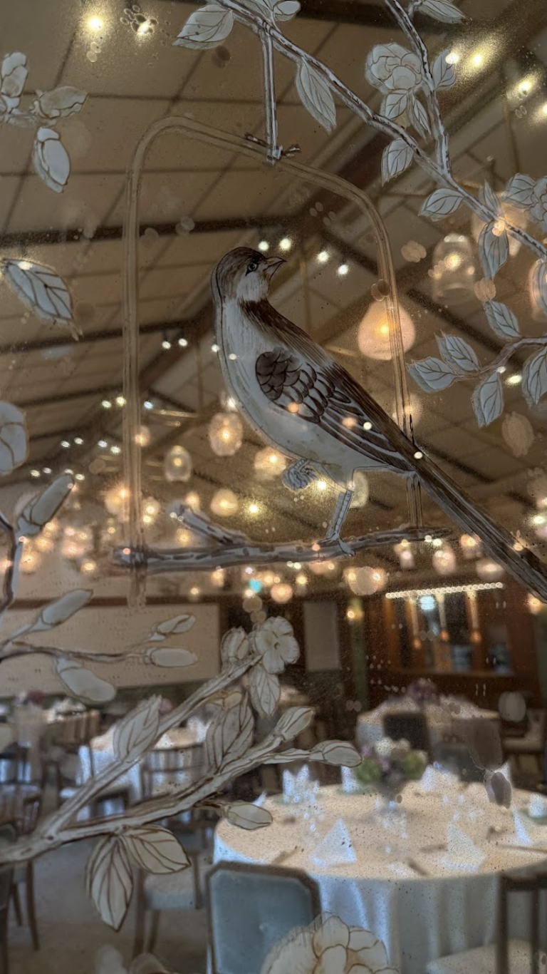 鏡には鳥や植物のレリーフが彫られています。