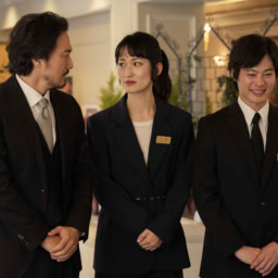 映画『レンタル・ファミリー』よりレンタルファミリー社の社長・多田（平岳大）とスタッフの愛子（山本真理）、光太（木村文）