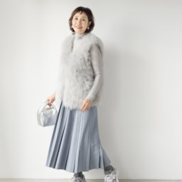 タイツ¥2,640／靴下屋（タビオ）、ジレ（一部店舗限定）¥319,000、スカート¥69,300／ともにエブール（リトルリーグ インク）、タートルネック¥11,000／ソージュ（ソージュ オンラインストア）、バッグ¥39,600／バケット バゲージ（アイネックス）、イヤリング¥8,800／アビステ、靴¥39,600／ニューバランス（ニューバランスジャパンお客様相談室）