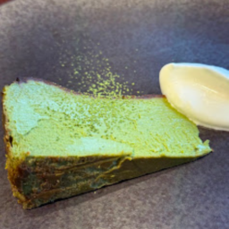 デザートのケーキ。抹茶がふんだんに使われてます。