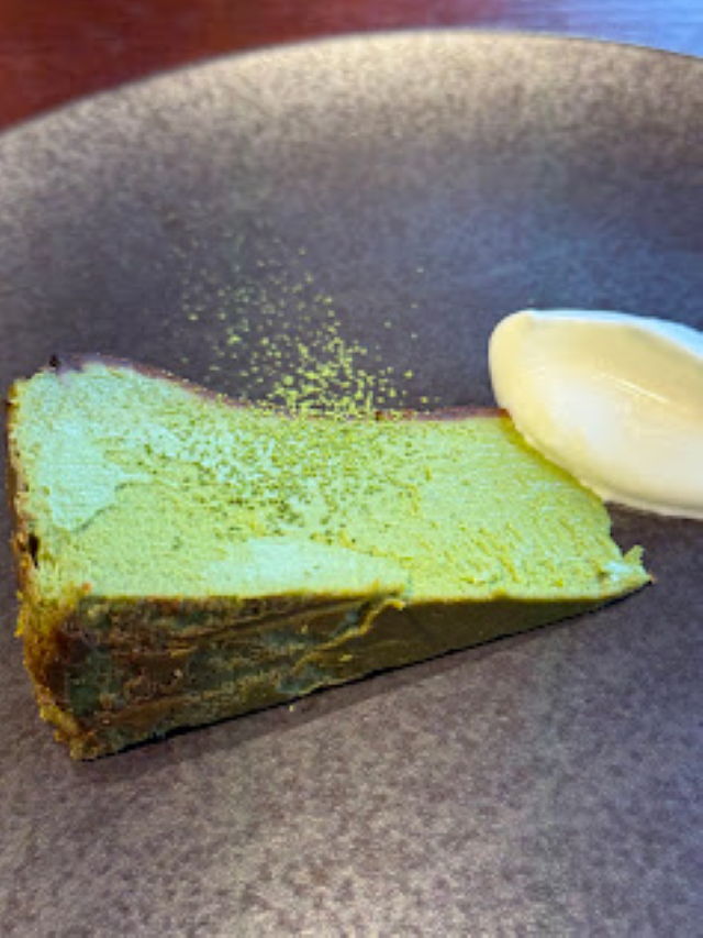 デザートのケーキ。抹茶がふんだんに使われてます。