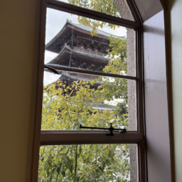 塔を見るためだけに配置された窓があります。