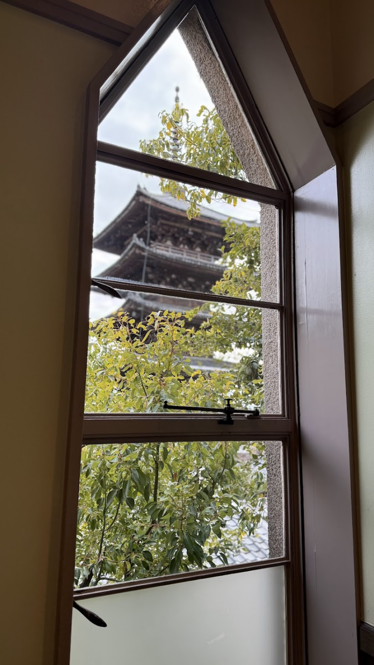 塔を見るためだけに配置された窓があります。