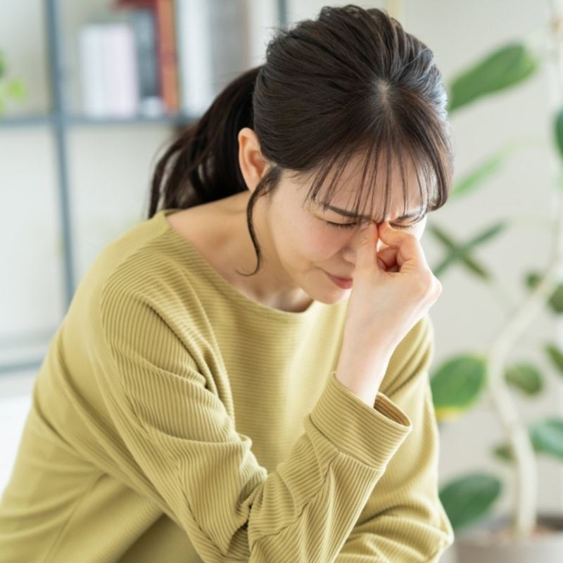 【60代ヘルスケア】まぶたがピクピク震えるのはなぜ?原因と対策【薬剤師監修】