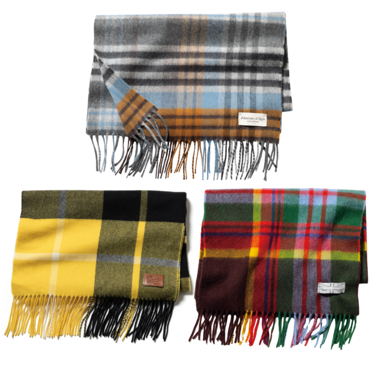 （上）マフラー¥36,300／ジョンストンズ オブ エルガン、（左）マフラー¥31,900／トラディショナル ウェザーウェア（トラディショナル ウェザーウェア 渋谷店、（右）マフラー¥39,600／ジョシュアエリス（真下商事）