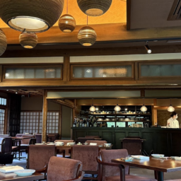 レストラン内。窓枠や照明が印象的な室内