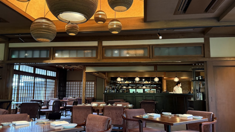 レストラン内。窓枠や照明が印象的な室内