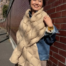 「シンプルなデニムのジャケットに、『ノーリーズ』のTAIONダウンストールを巻いて流行を意識しました。車移動が多いので、コートより脱ぎ着しやすいストール、とても便利です！」