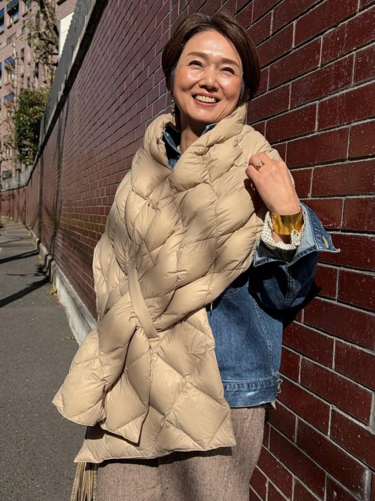 「シンプルなデニムのジャケットに、『ノーリーズ』のTAIONダウンストールを巻いて流行を意識しました。車移動が多いので、コートより脱ぎ着しやすいストール、とても便利です!」
