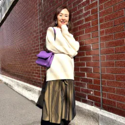 【第7位】【60代お手本スナップ】「ボッテガ・ヴェネタ」のパープルバッグを差し色に！ベーシックカラーコーデは異素材合わせで着映える！