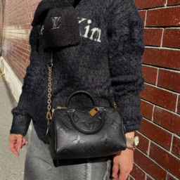 ストールとバッグは、ともに黒のモノグラムの「ルイ・ヴィトン」。 「ワントーンコーデに統一感を出したくて合わせました。ゴールドのショルダーとアクセサリーの相性も良く、デニムパンツでも品よくまとまるので大好きなスタイルです」