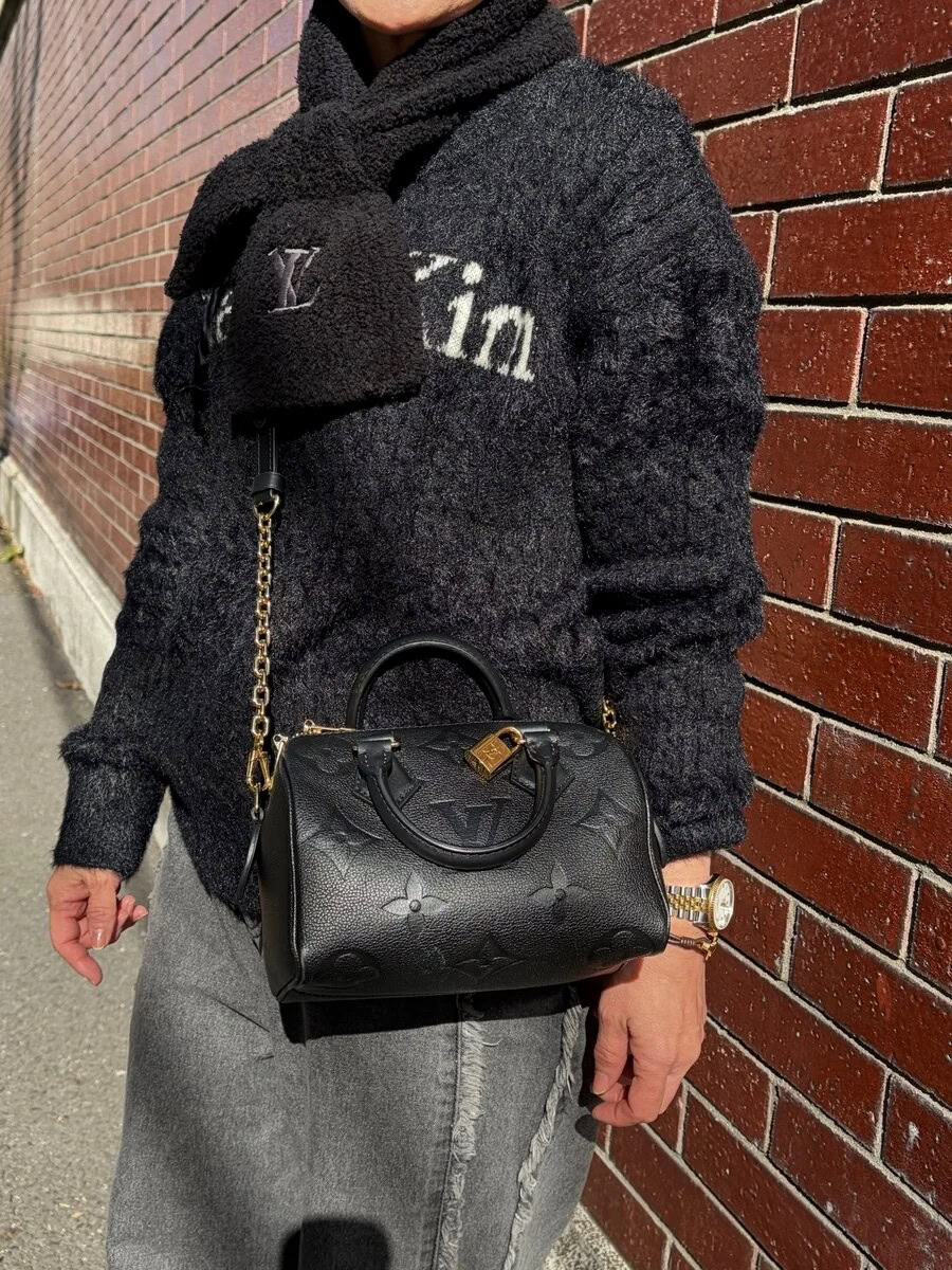 ストールとバッグは、ともに黒のモノグラムの「ルイ・ヴィトン」。 「ワントーンコーデに統一感を出したくて合わせました。ゴールドのショルダーとアクセサリーの相性も良く、デニムパンツでも品よくまとまるので大好きなスタイルです」