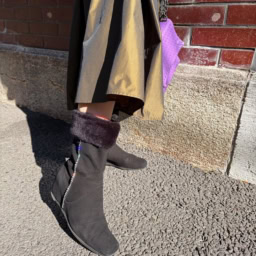 「ティーイナバ」のブラックスエードブーツ。スタイリッシュな曲線のラインストーンが目を引くデザイン。「足元はモードに。とにかく柔らかくてフラットソールで履きやすく、あたたかいので冬に大活躍！」